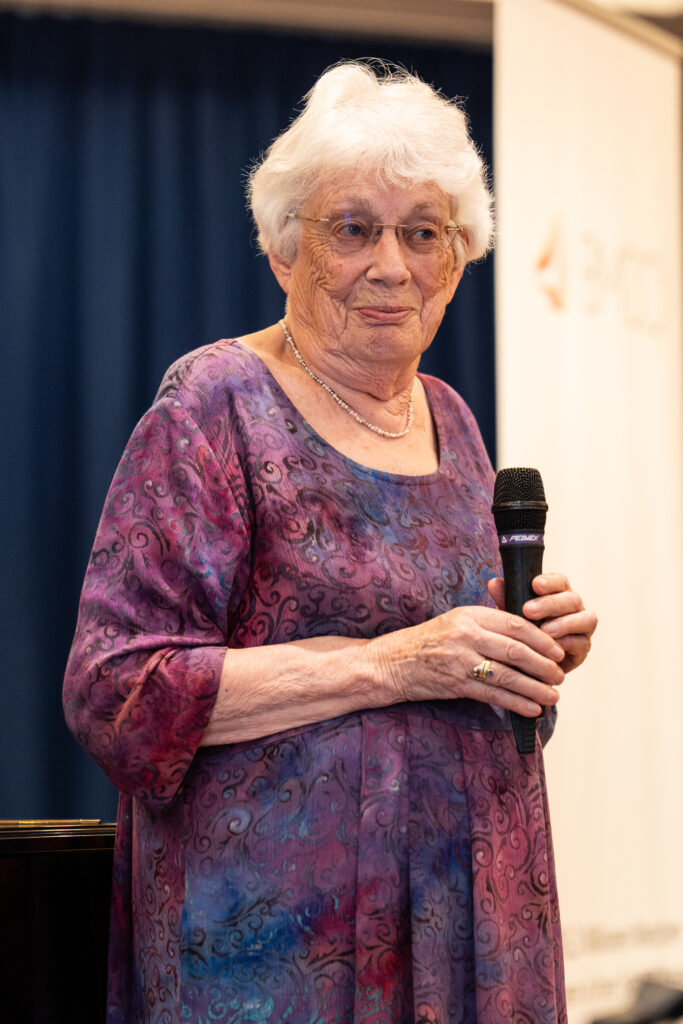 Lore Auerbach bei ihrem Grußwort