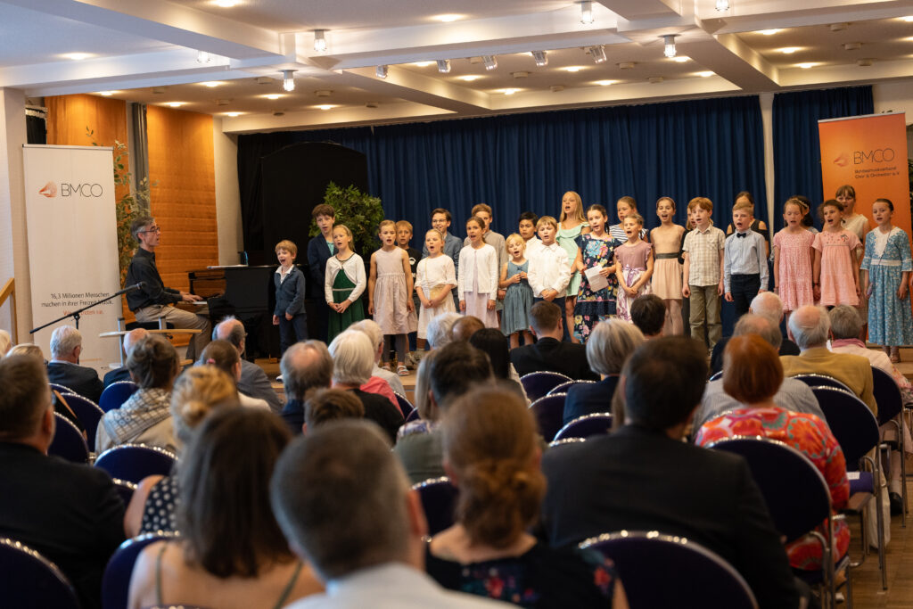 Der Kinderchor der ökumenischen Singschule Hildesheim eröffnet den Abend.