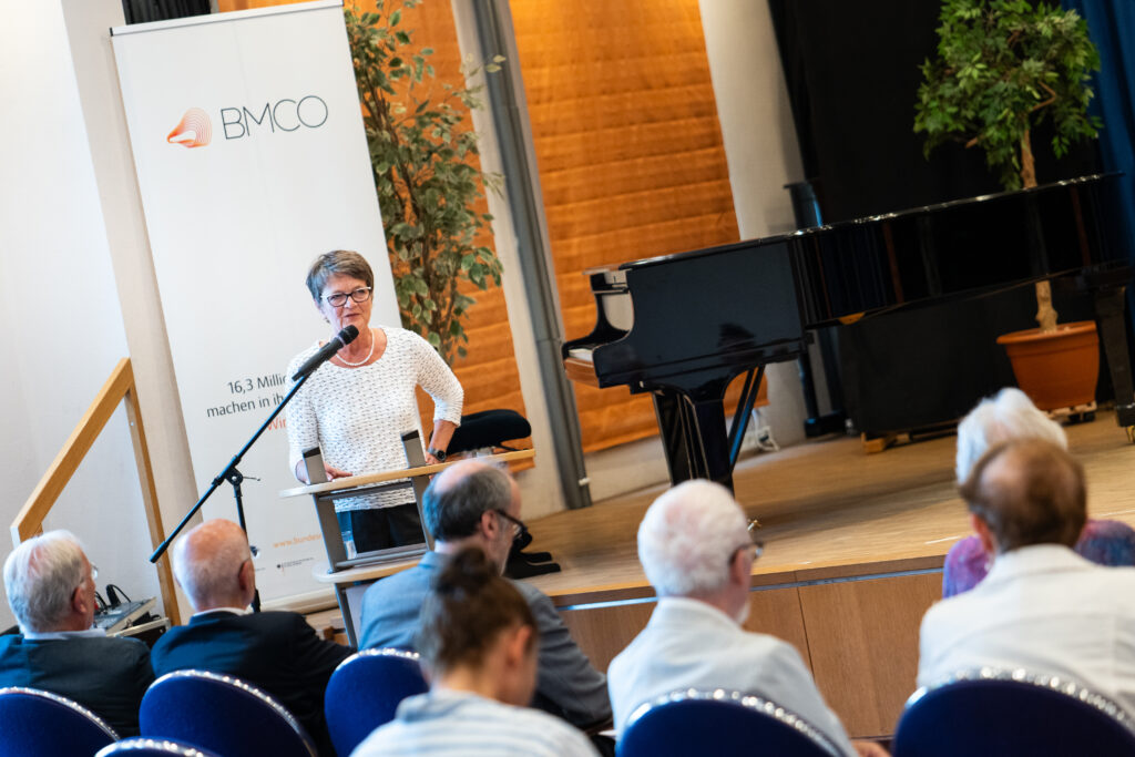AMJ-Vorsitzende Gabriele Nogalski würdigt die zahlreichen Verdienste von Lore Auerbach.