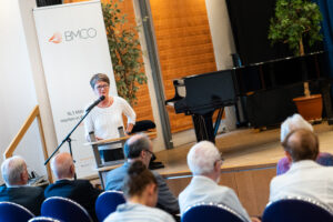 AMJ-Vorsitzende Gabriele Nogalski würdigt die zahlreichen Verdienste von Lore Auerbach.